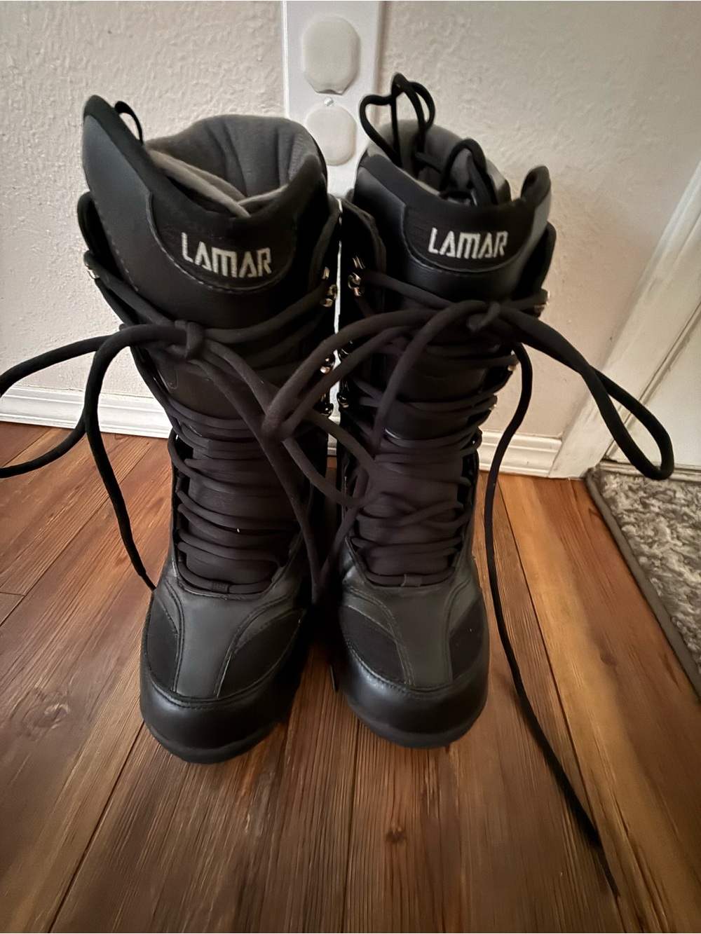 LAMAR Black Lace-Up Snowboard Boots